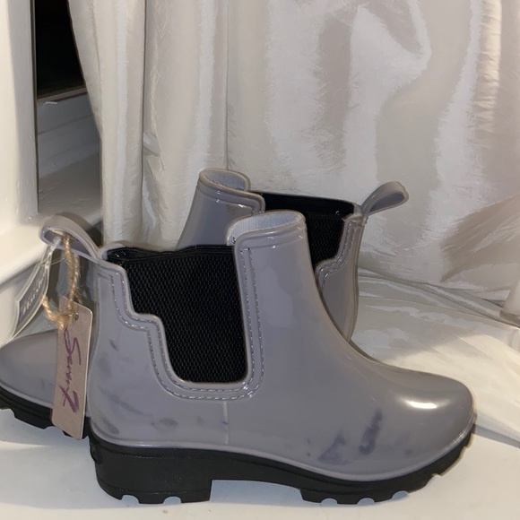 Boots - Picture 2 of 6